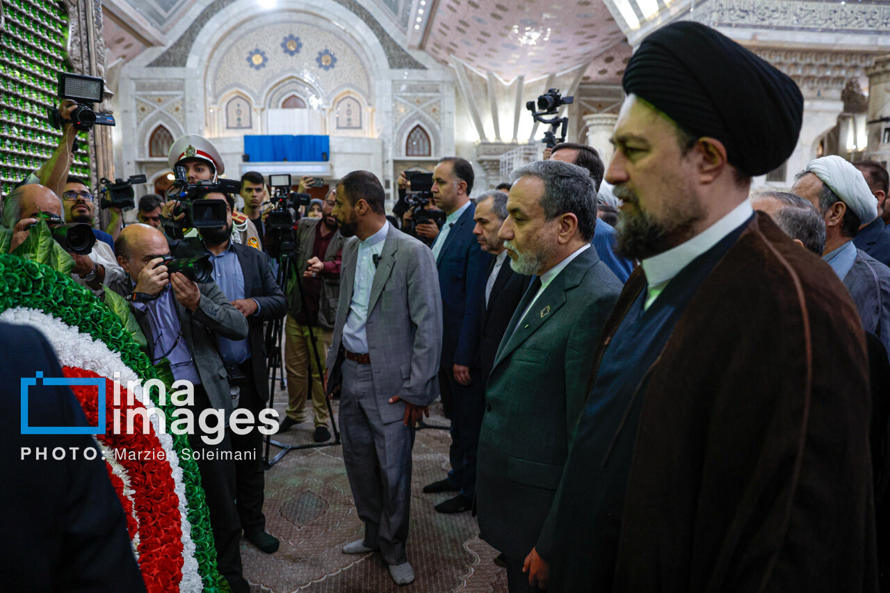 تصاویر تجدید میثاق عراقچی با آرمان های امام در کنار سیدحسن خمینی/ چه افراد دیگری حضور داشتند؟