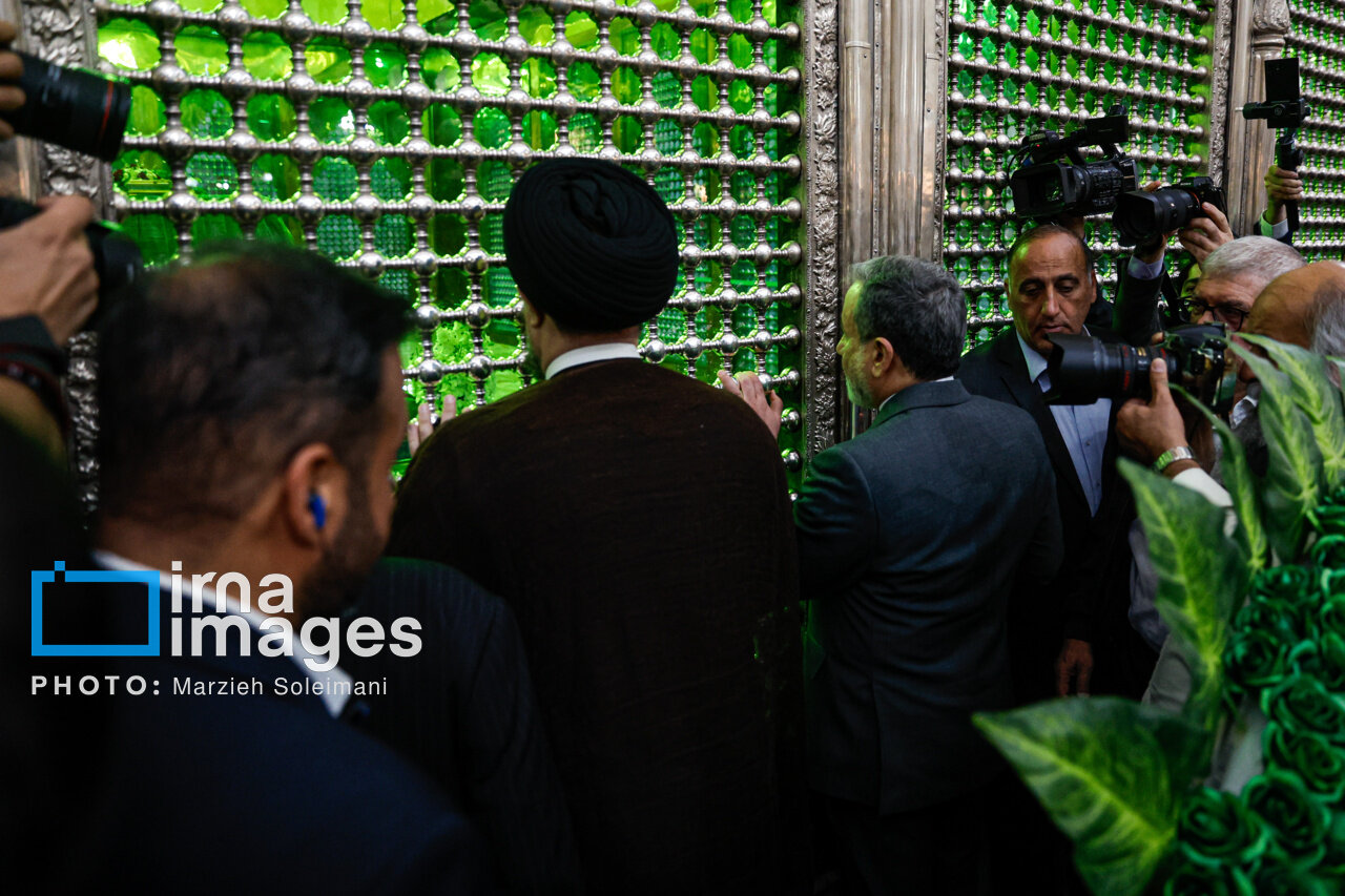 تصاویر تجدید میثاق عراقچی با آرمان های امام در کنار سیدحسن خمینی/ چه افراد دیگری حضور داشتند؟