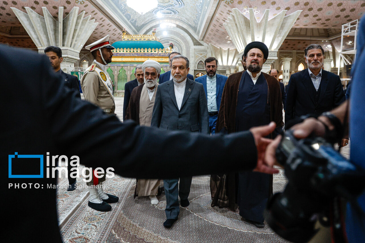 تصاویر تجدید میثاق عراقچی با آرمان های امام در کنار سیدحسن خمینی/ چه افراد دیگری حضور داشتند؟