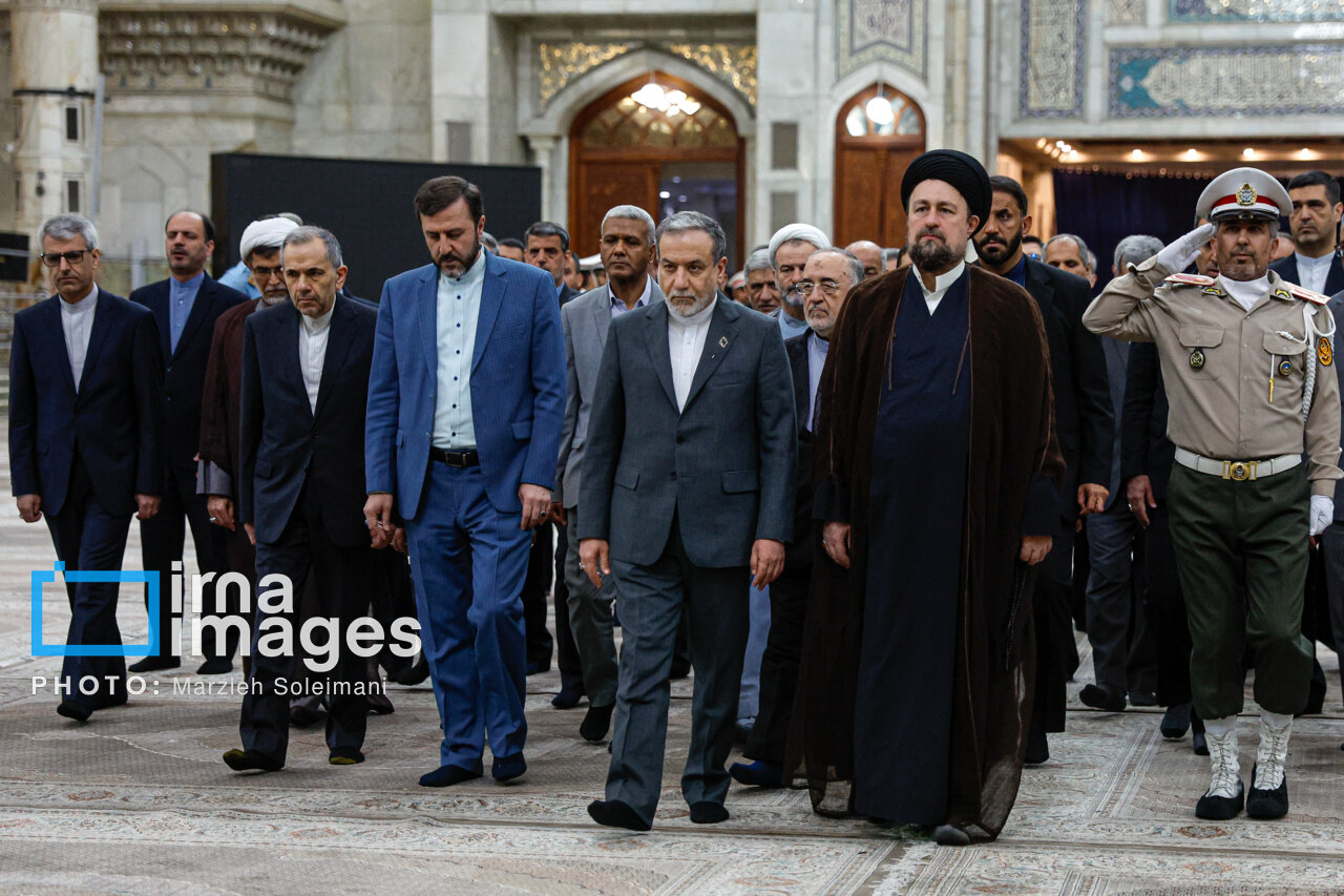 تصاویر تجدید میثاق عراقچی با آرمان های امام در کنار سیدحسن خمینی/ چه افراد دیگری حضور داشتند؟