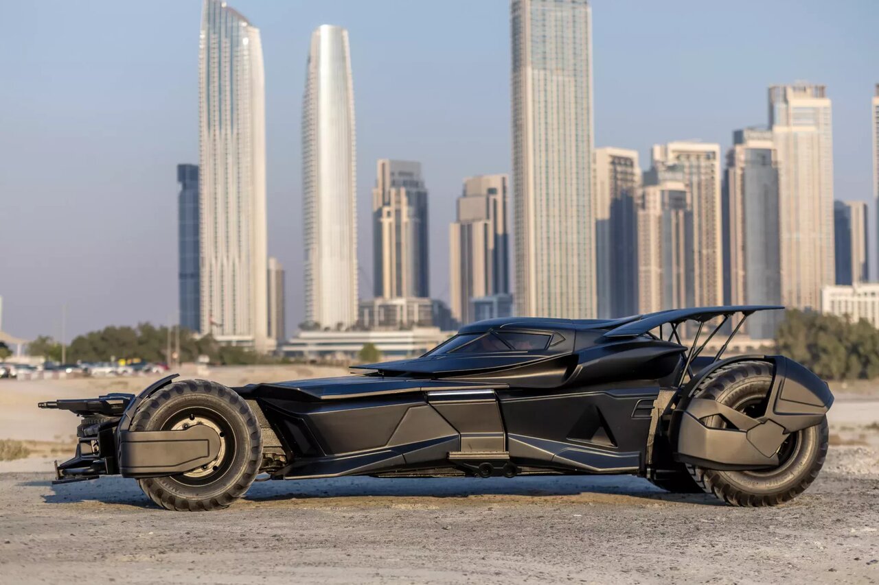 مرسدس بنز با شنل بتمن! / خودرویی که شبیه به یک کابوس است /عکس