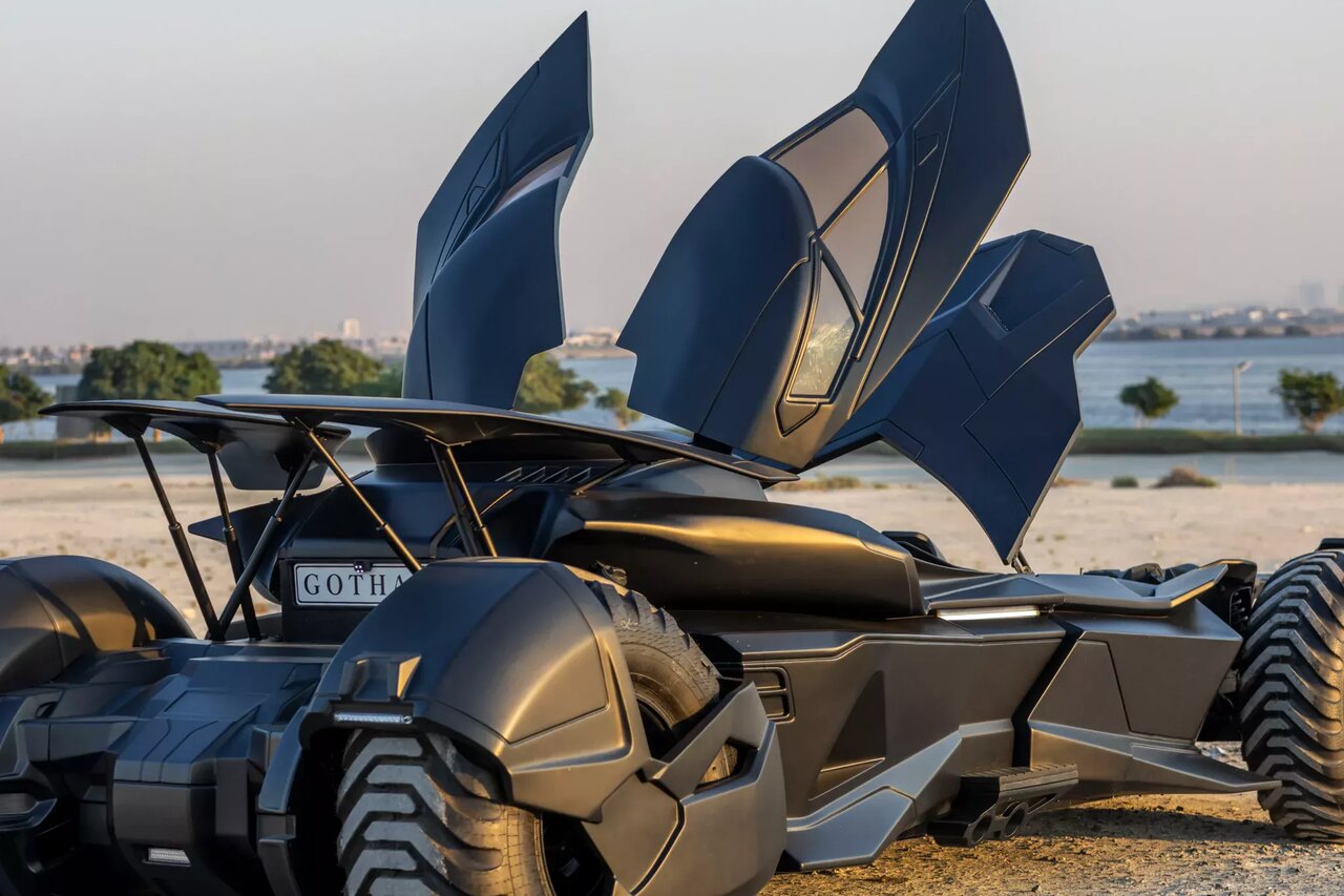 مرسدس بنز با شنل بتمن! / خودرویی که شبیه به یک کابوس است /عکس