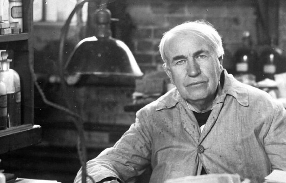 عکس/ «توماس ادیسون» با یک دستگاه دوربین اولیه؛ سال ۱۲۷۱