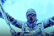 ببینید | تصویر عجیب پاراگلایدر سوار چینی
