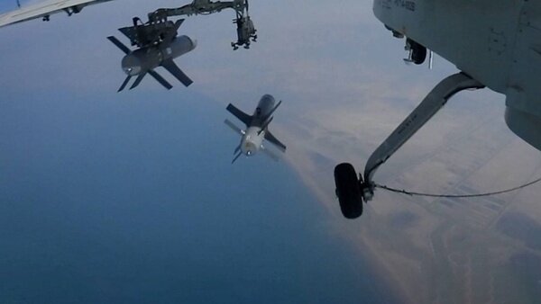 نمایش قدرت پهپادی ایران /  از مهاجر-۱ تا پرندههای ۷ هزار کیلو