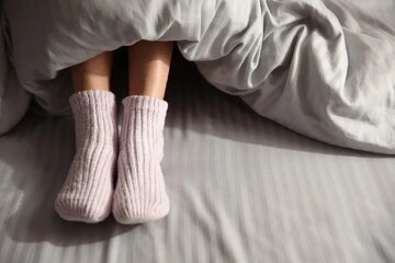خوابیدن با جوراب برای سلامتی مفید است یا مضر؟/ اثرات پوشیدن جوراب بر گردش خون