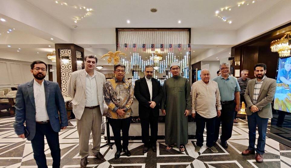 خاطره ماندگار سیاست‌مدار مالزیایی از دیدار ۹ ساعته با امام خمینی (ره)