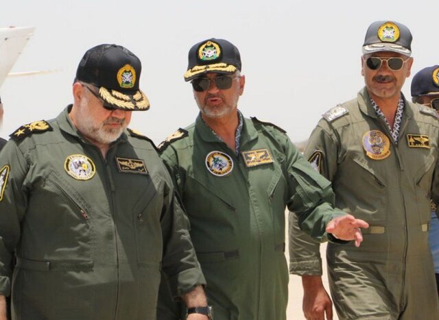 عکسی از بازدید امیر واحدی از یک پایگاه شکاری