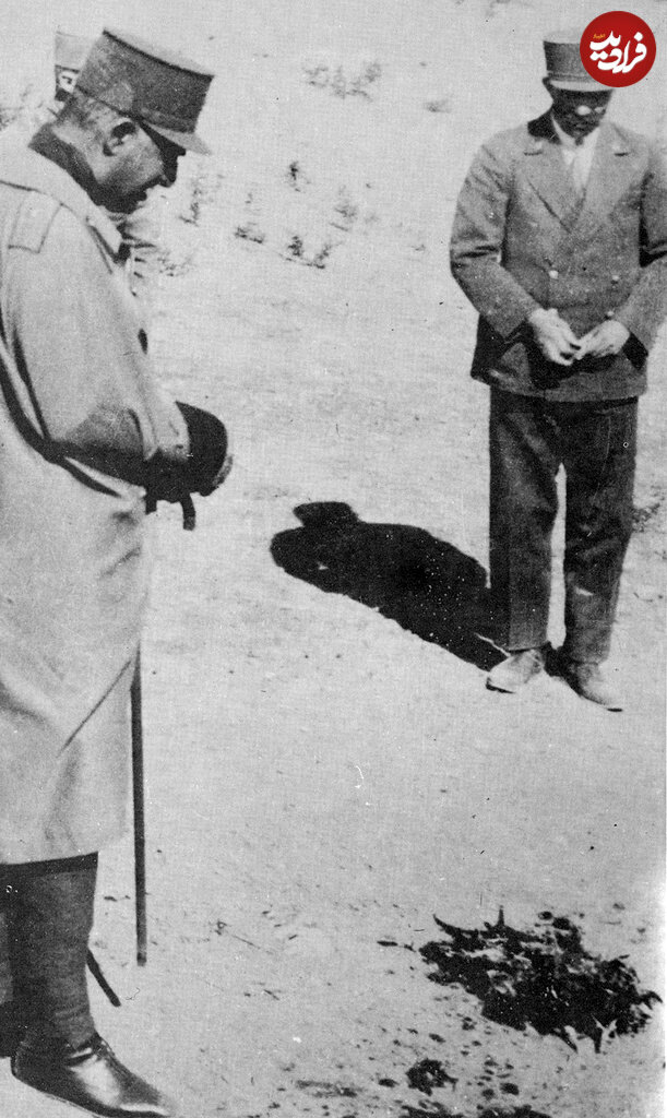 عکس/ رضاشاه در حال بازدید از چشمه نفت کرمانشاه