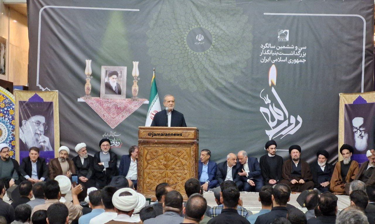 تصویری از حضور چهرههای حاضر در سخنرانی پزشکیان در حرم امام/ سید حسن خمینی و پسرش هم بودند