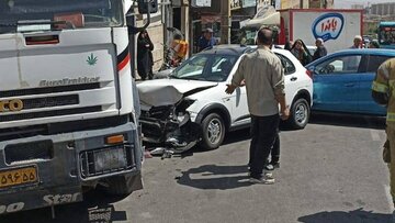 برخورد کامیون با دیوار در سعادتآباد/ عکس برخورد کامیون با دیوار در سعادتآباد/ عکس