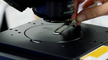 کوچکترین ویولن جهان /ساز مینیاتوری که با چشم دیده نمیشود / عکس کوچکترین ویولن جهان /ساز مینیاتوری که با چشم دیده نمیشود / عکس