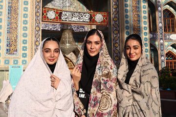 عکس | دختران چادری والیبال در حرم امام زاده صالح (ع) عکس | دختران چادری والیبال در حرم امام زاده صالح (ع)