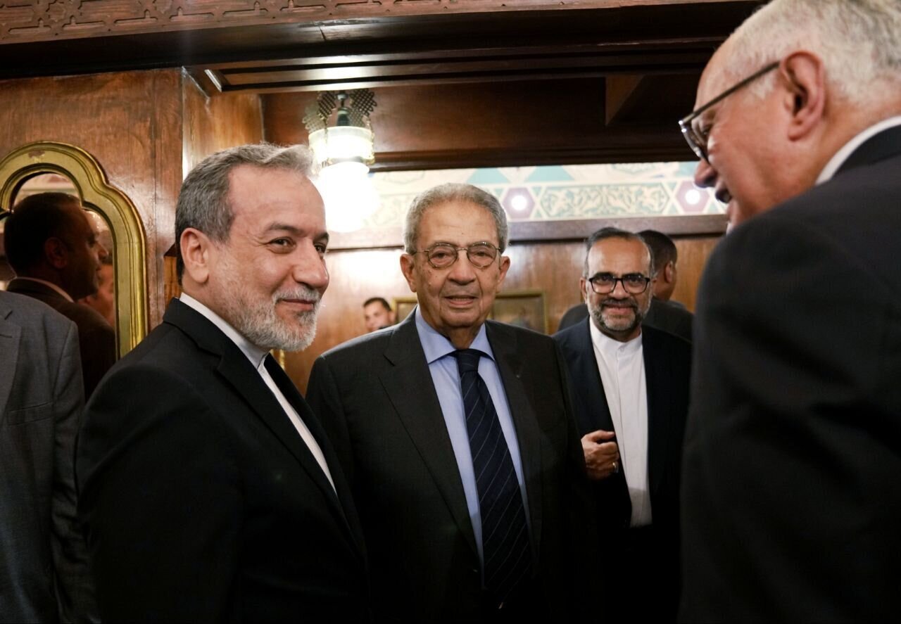 دیدار عراقچی با برخی از شخصیت‌ها و نخبگان مصر در رستوران و دیدر از بازار خان‌ الخلیلی/عکس