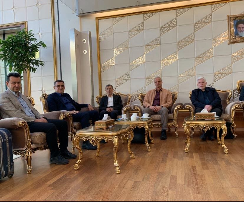 تصویری از احمدی نژاد پیش از عزیمت به مجارستان/ چه کسانی در این سفر او را همراهی می‌کنند؟