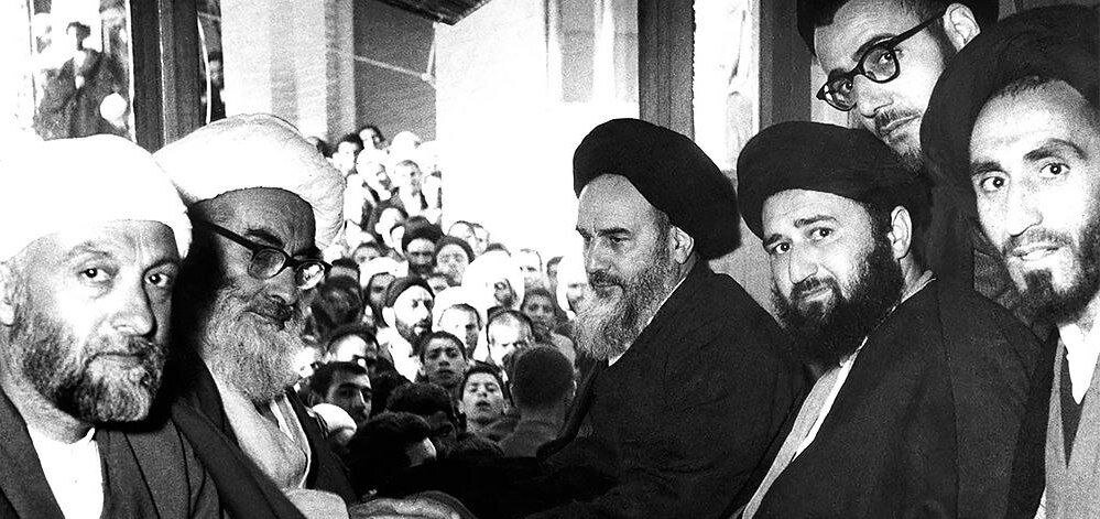 تصاویری که انقلاب را زنده می کنند/ لحظاتی از امام خمینی و نوه ایشان در یک قاب