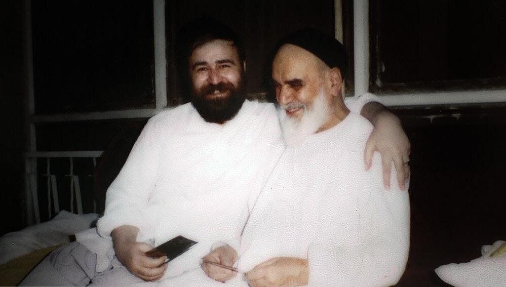 تصاویری که انقلاب را زنده می کنند/ لحظاتی از امام خمینی و نوه ایشان در یک قاب