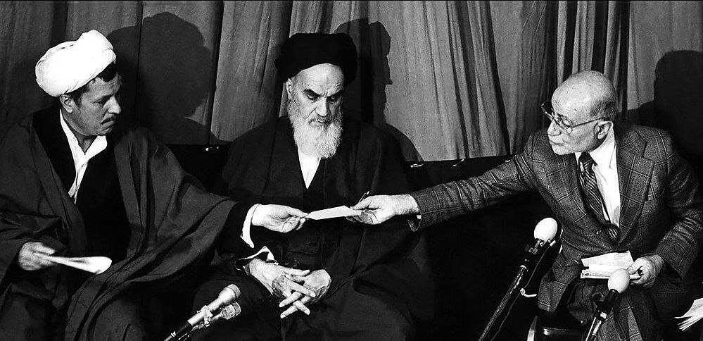 تصاویری که انقلاب را زنده می کنند/ لحظاتی از امام خمینی و نوه ایشان در یک قاب