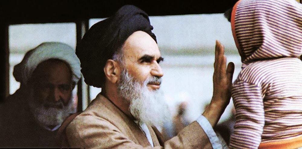 تصاویری که انقلاب را زنده می کنند/ لحظاتی از امام خمینی و نوه ایشان در یک قاب