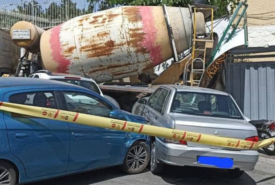 برخورد کامیون با دیوار در سعادتآباد/ عکس