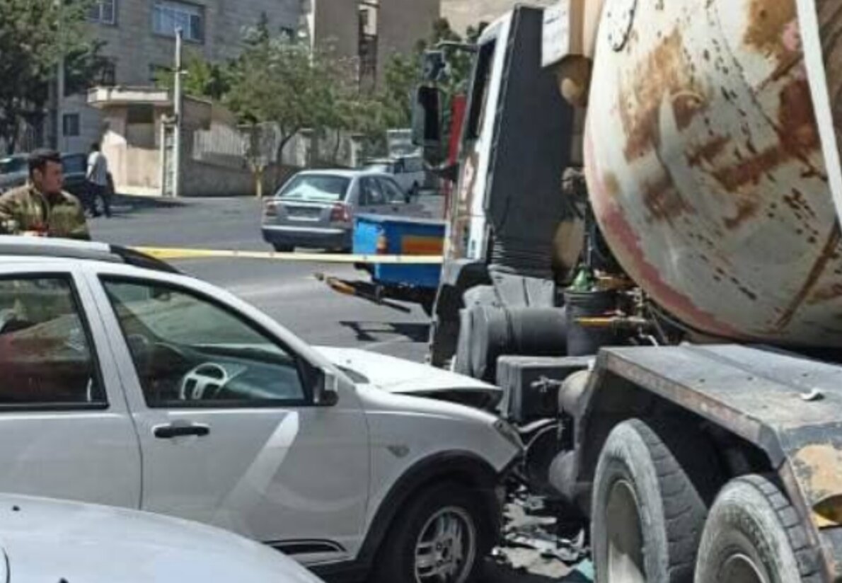 برخورد کامیون با دیوار در سعادتآباد/ عکس