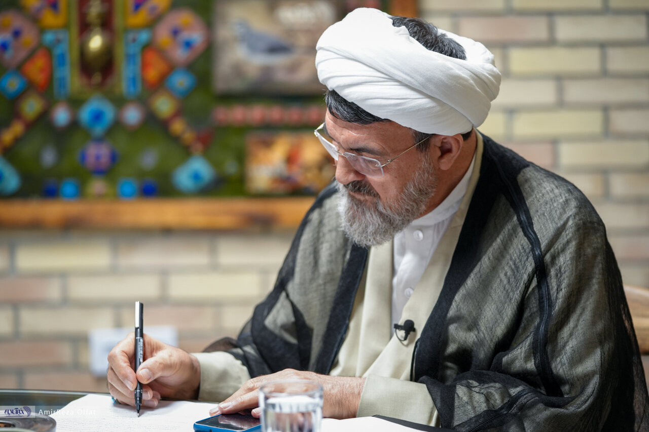 امام خمینی از دهه ۲۰ دنبال انقلاب بود/ امام با مبارزه مسلحانه مخالف بود/ متحجرین، مثنوی مولوی را با انبر برمیداشتند تا دستشان نجس نشود