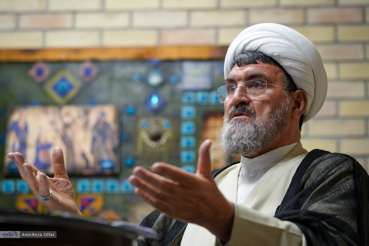 امام خمینی از دهه ۲۰ دنبال انقلاب بود/ امام با مبارزه مسلحانه مخالف بود/ متحجرین، مثنوی مولوی را با انبر برمیداشتند تا دستشان نجس نشود