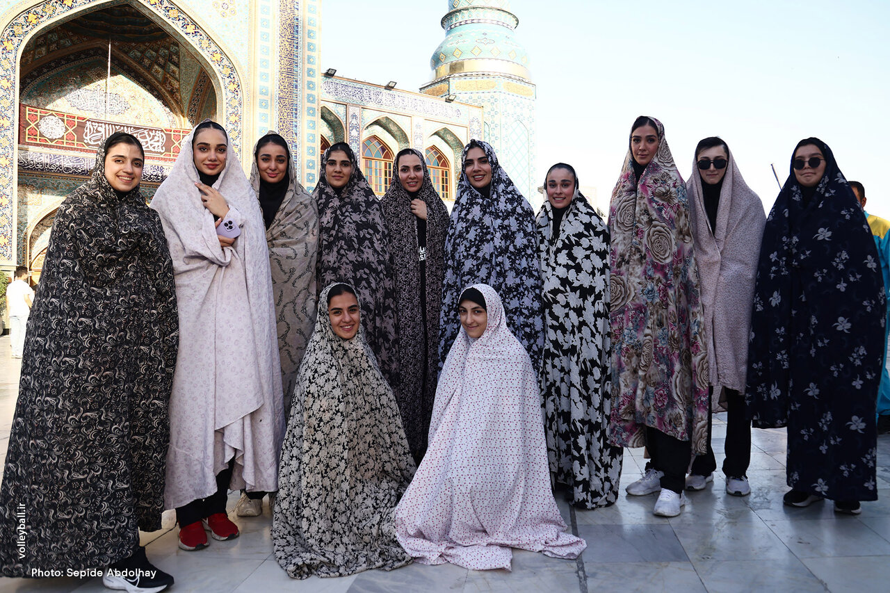 عکس | دختران چادری والیبال در حرم امام زاده صالح (ع)