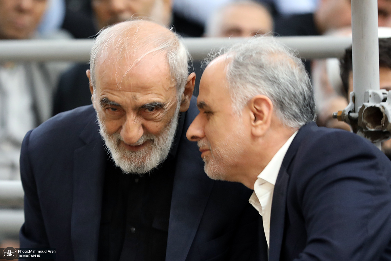 گپ و گفت علی لاریجانی و محمد مخبر/ گفتگوی وزیر کار و فرمانده ارشد سپاه با یکدیگر/ حسین شریعتمداری و شمخانی هم بودند