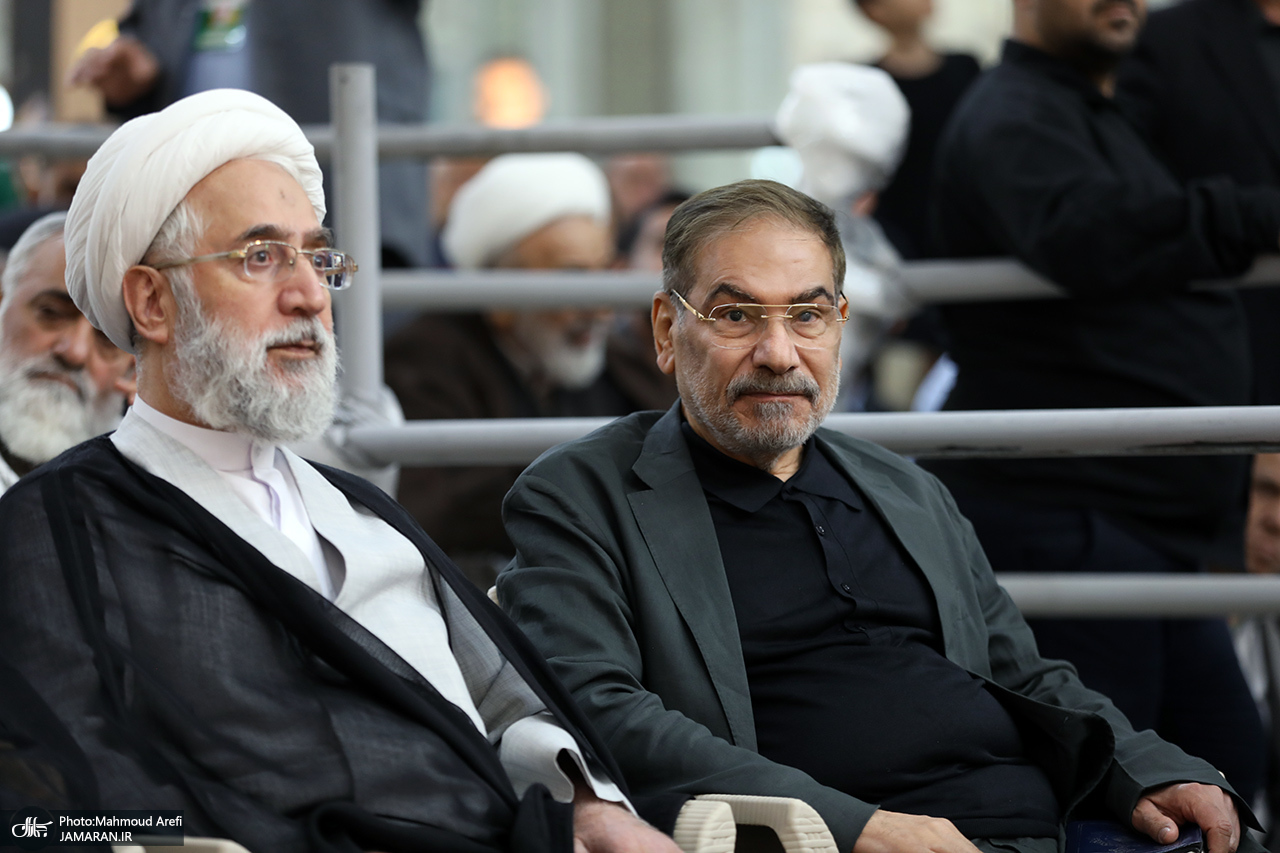 گپ و گفت علی لاریجانی و محمد مخبر/ گفتگوی وزیر کار و فرمانده ارشد سپاه با یکدیگر/ حسین شریعتمداری و شمخانی هم بودند