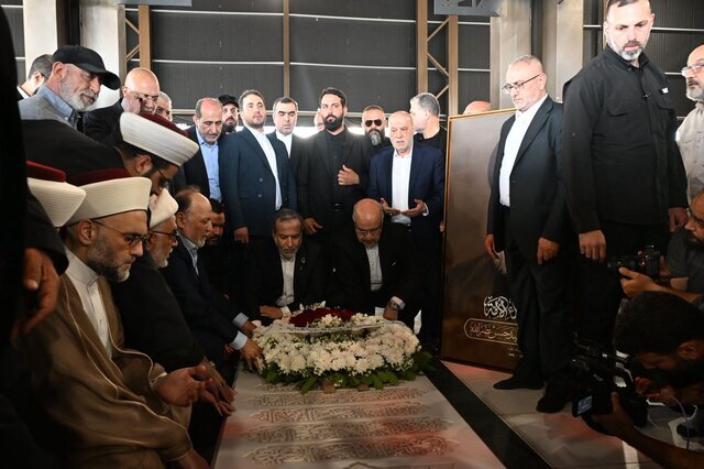 عراقچی با ادای احترام بر مزار شهید نصرالله به دیدار خانواده او رفت/تصاویر