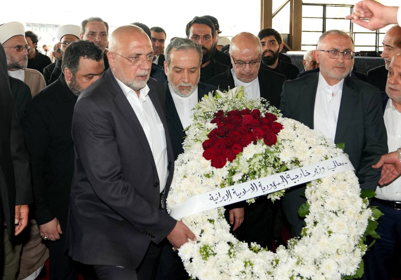 عراقچی با ادای احترام بر مزار شهید نصرالله به دیدار خانواده او رفت/تصاویر