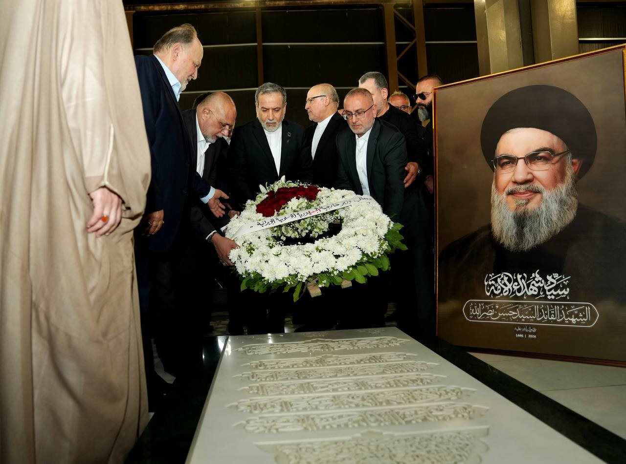 عراقچی با ادای احترام بر مزار شهید نصرالله به دیدار خانواده او رفت/تصاویر