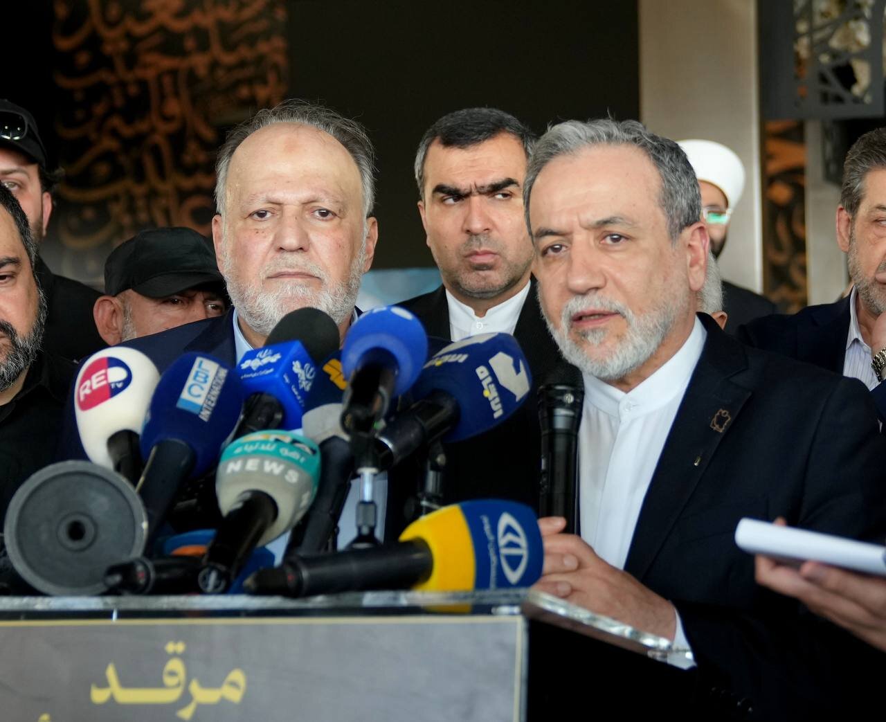 عراقچی با ادای احترام بر مزار شهید نصرالله به دیدار خانواده او رفت/تصاویر