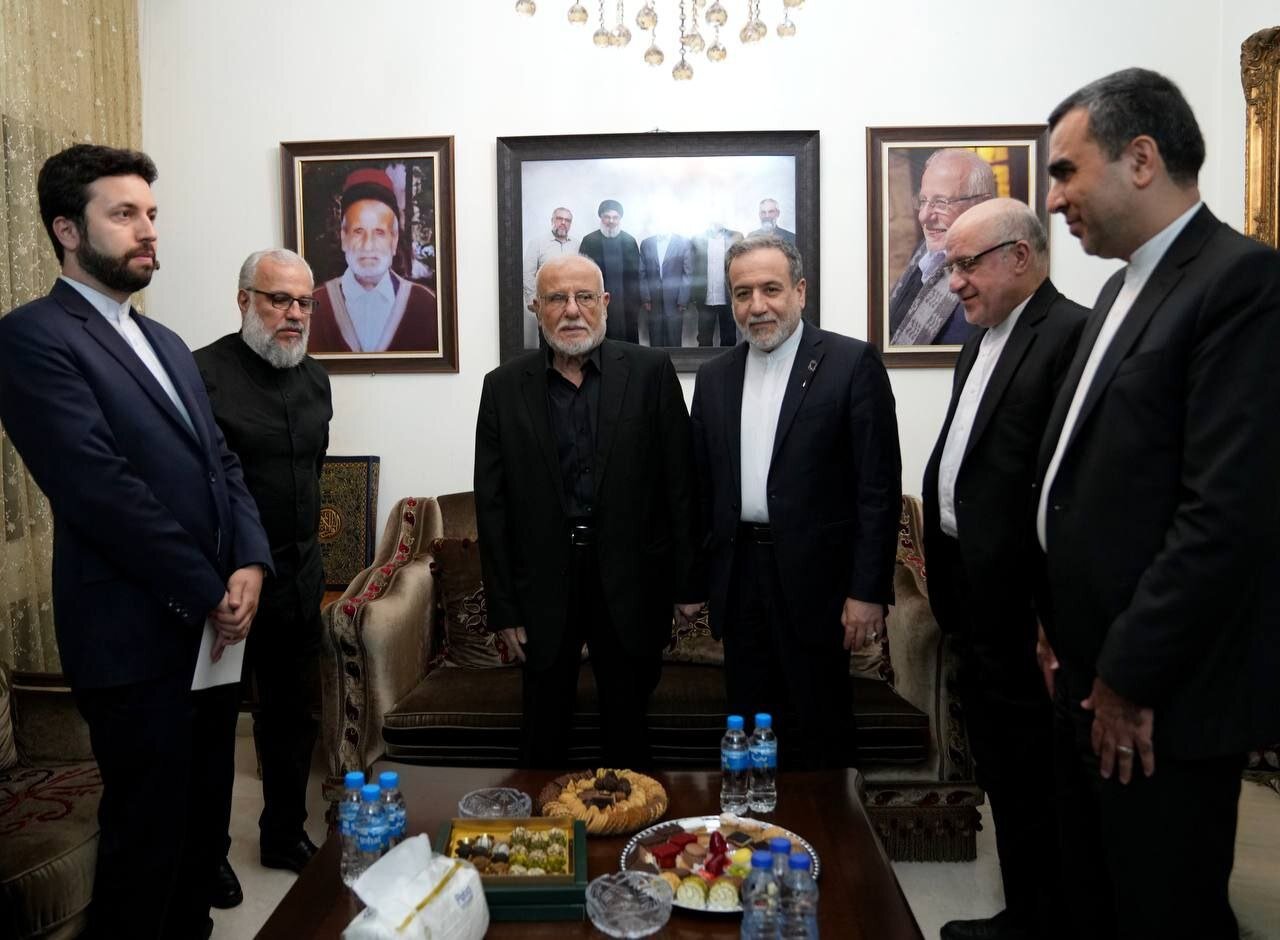 عراقچی با ادای احترام بر مزار شهید نصرالله به دیدار خانواده او رفت/تصاویر