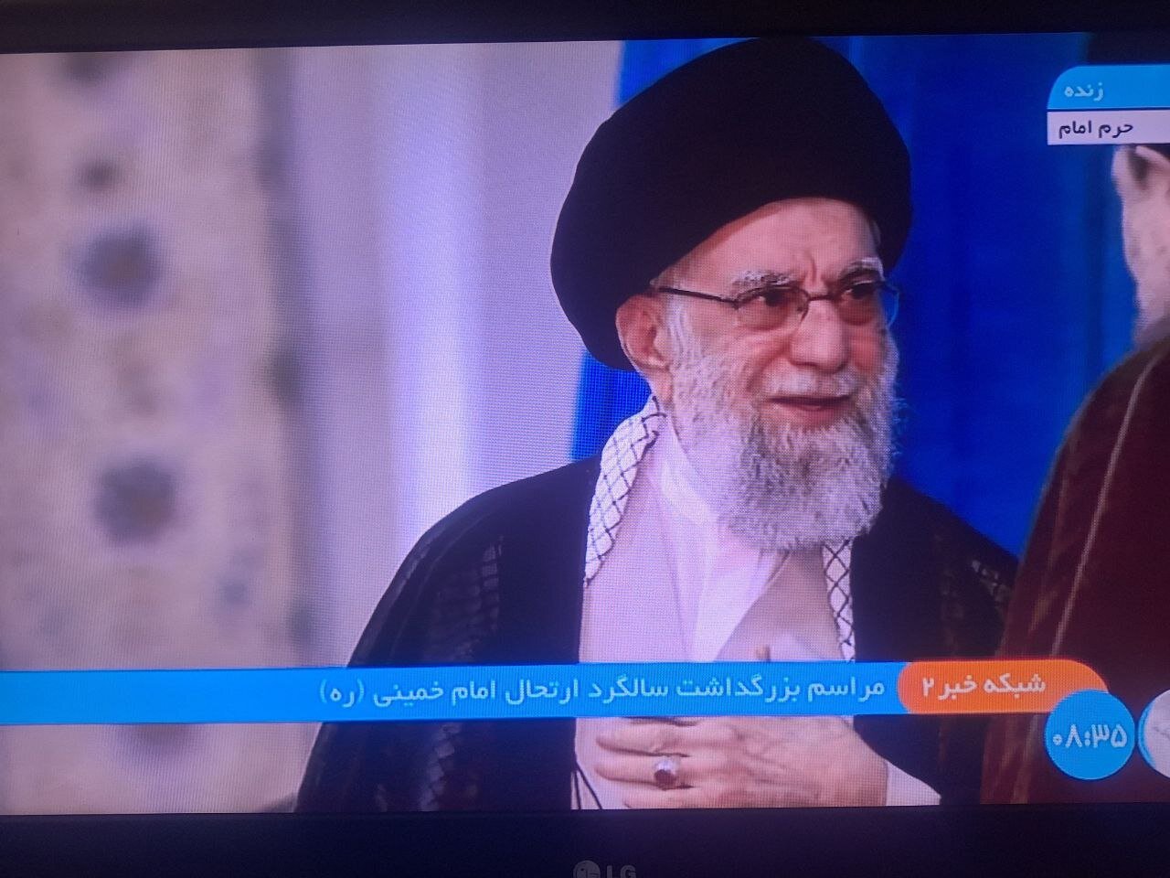 عکسی از گفتگوی رهبر انقلاب با سیدحسن خمینی پیش از سخنرانی