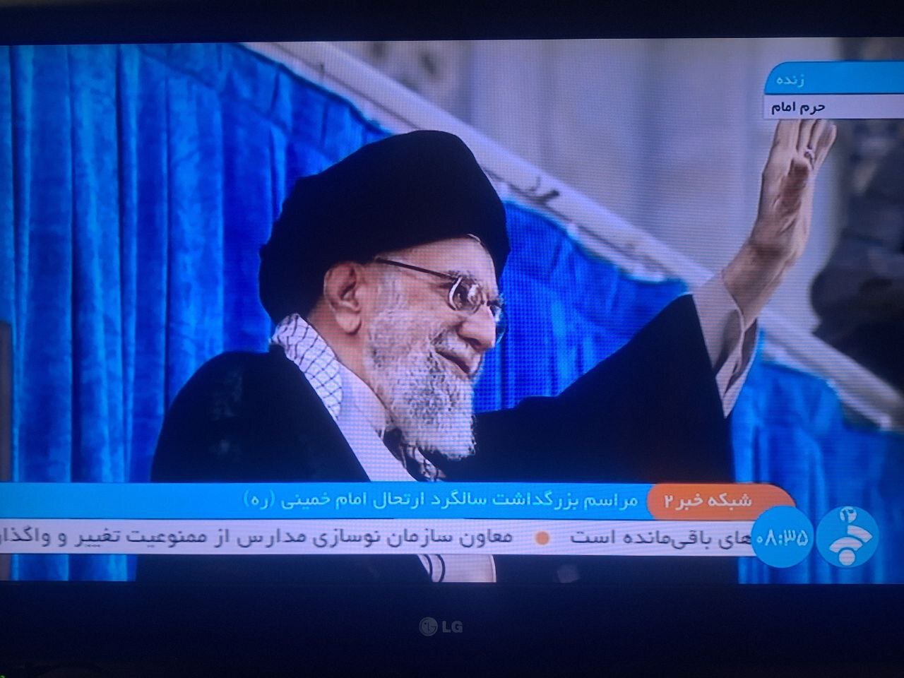 عکسی از گفتگوی رهبر انقلاب با سیدحسن خمینی پیش از سخنرانی