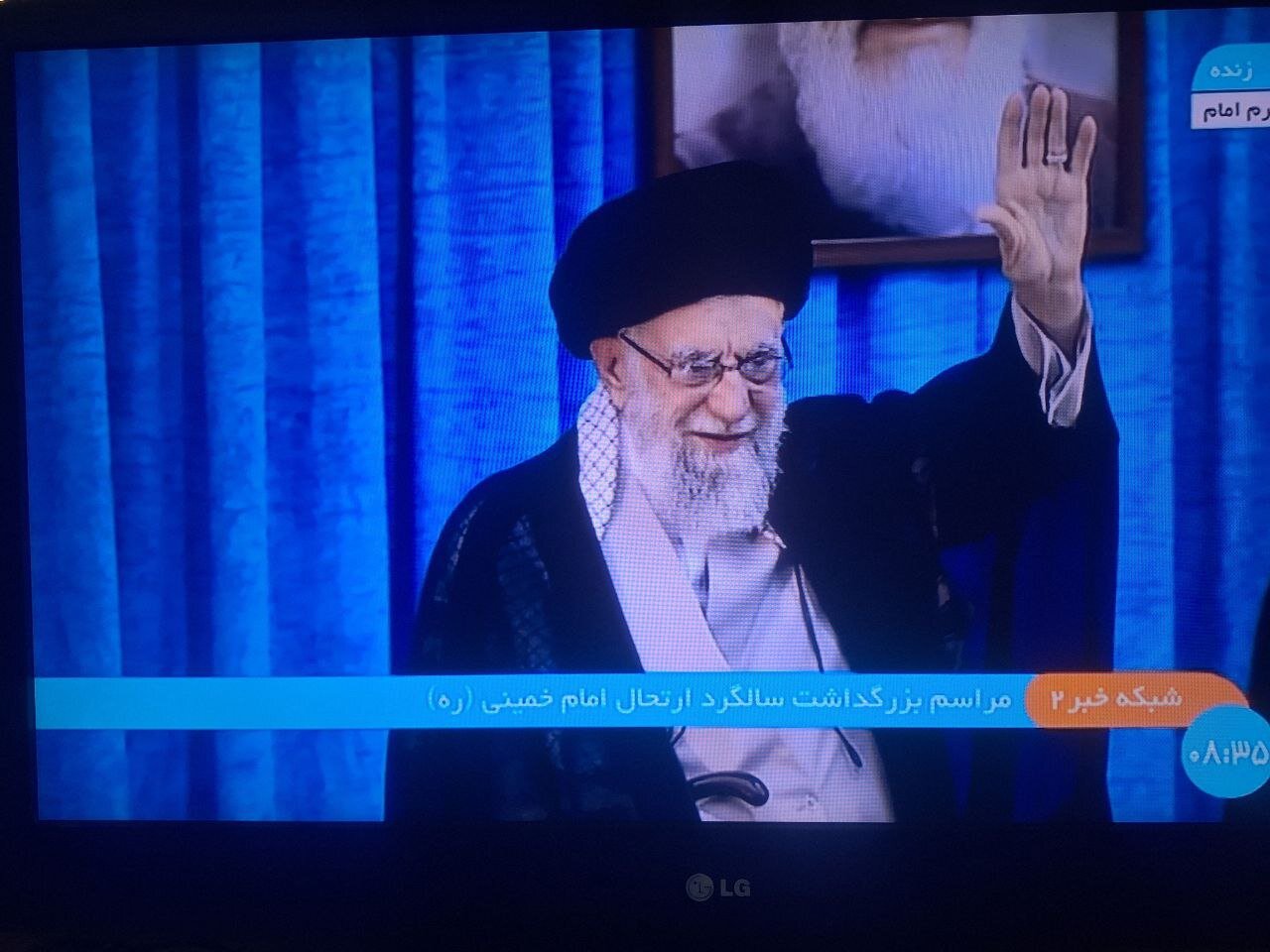 عکسی از گفتگوی رهبر انقلاب با سیدحسن خمینی پیش از سخنرانی