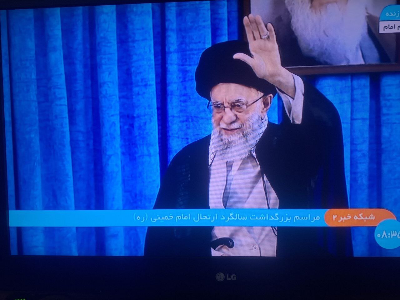 عکسی از گفتگوی رهبر انقلاب با سیدحسن خمینی پیش از سخنرانی