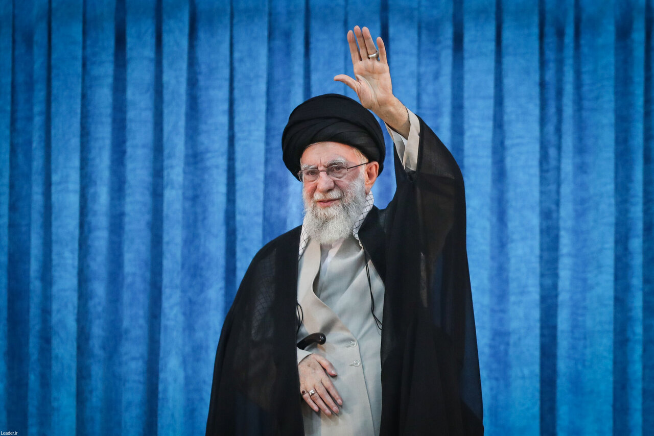 تصویری متفاوت از رهبر انقلاب در حرم امام خمینی(ره)
