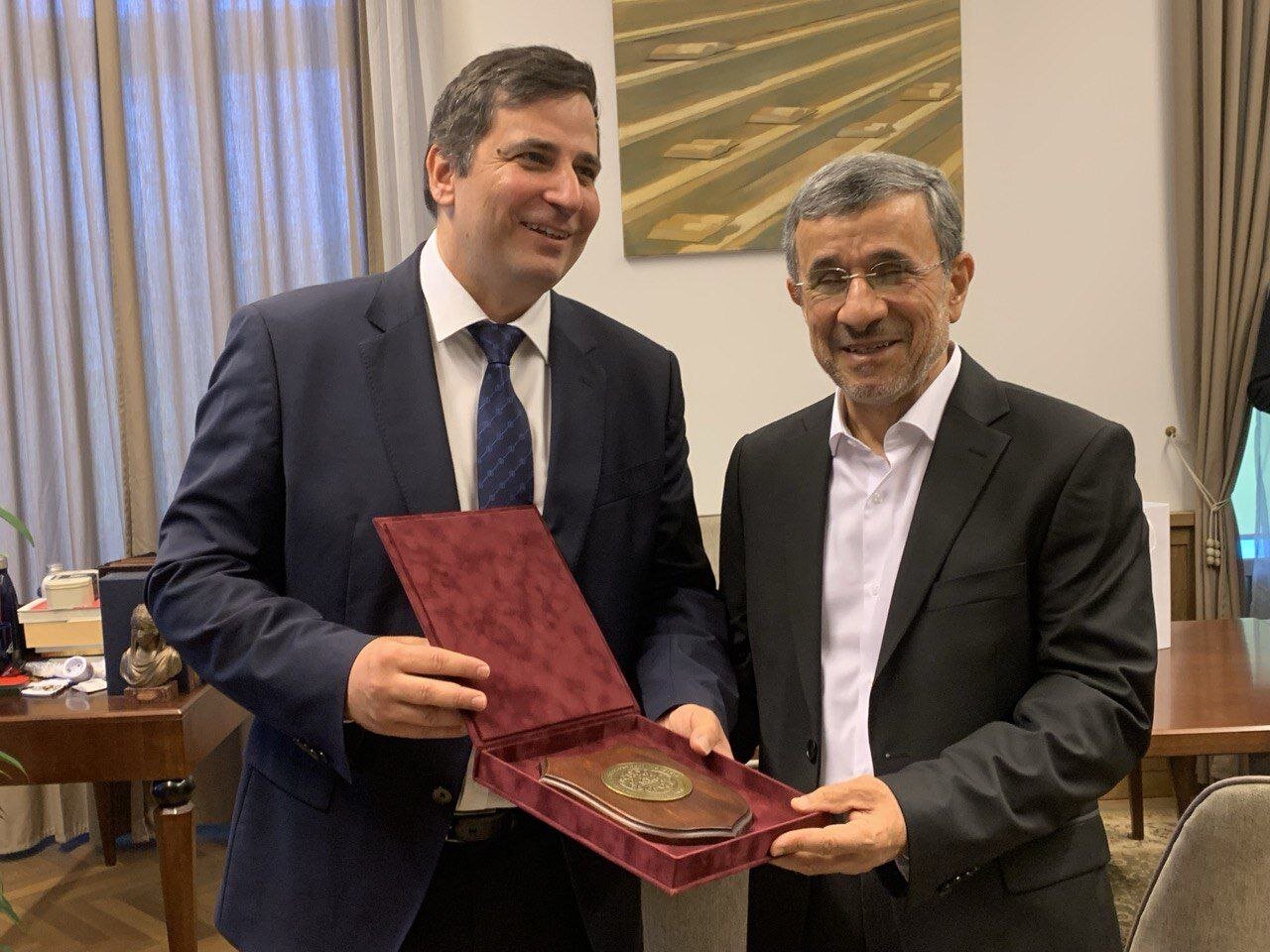 عکسی از هدیه محمود احمدی نژاد به رئیس دانشگاه مجارستان