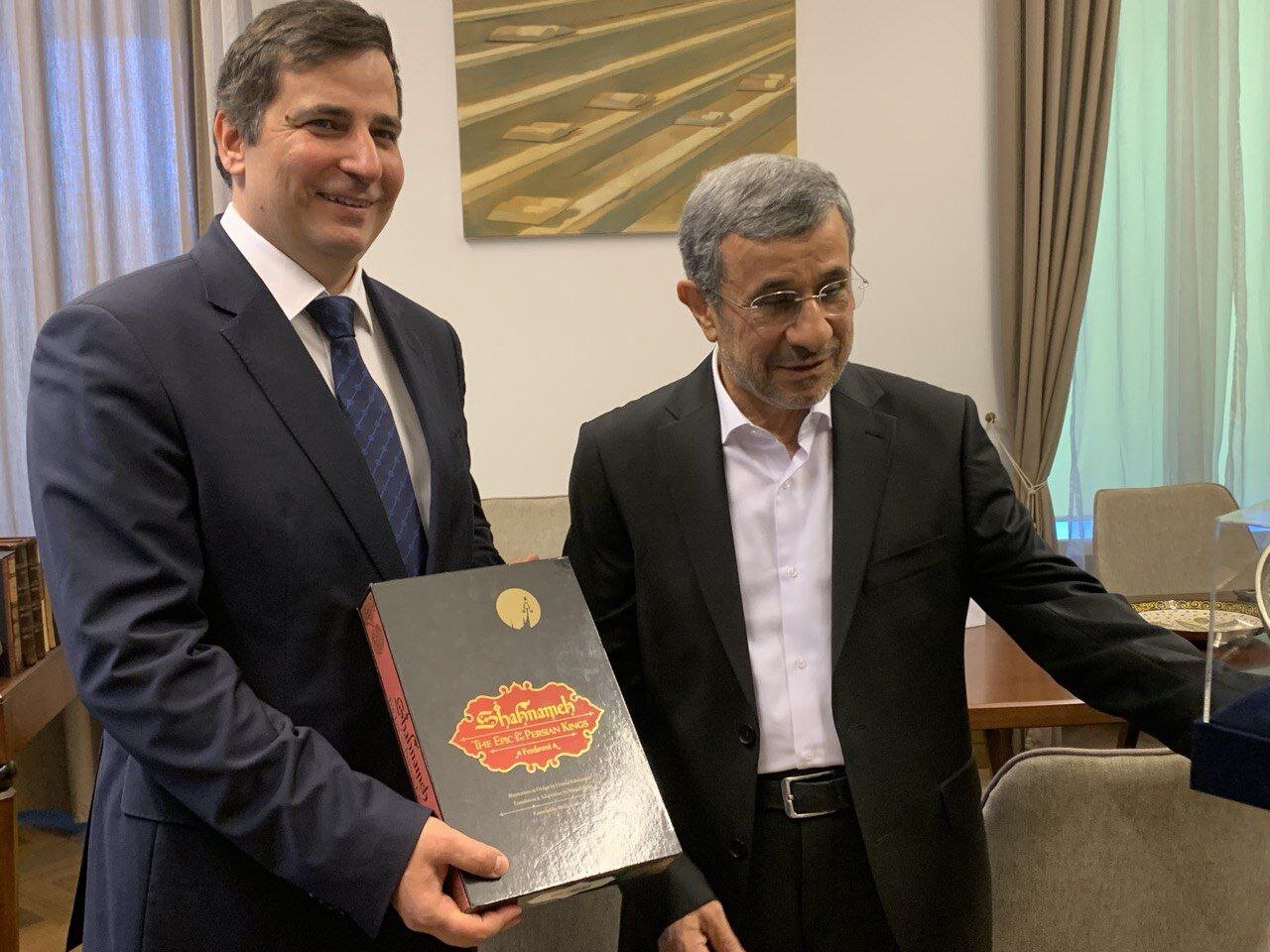 عکسی از هدیه محمود احمدی نژاد به رئیس دانشگاه مجارستان