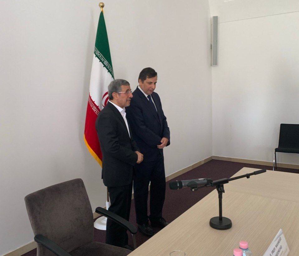 عکسی از هدیه محمود احمدی نژاد به رئیس دانشگاه مجارستان