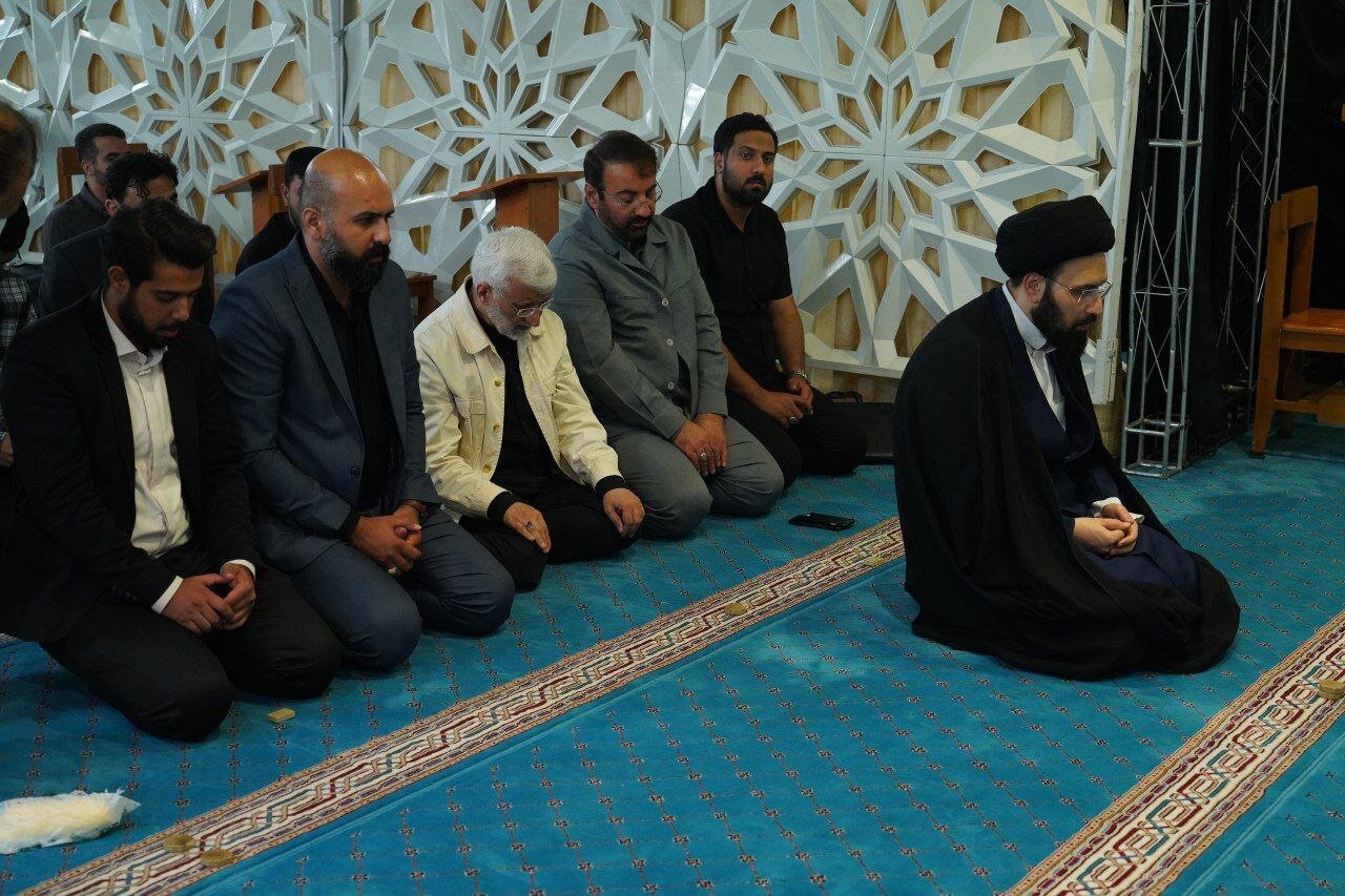 عکسی از نماز خواندن سعید جلیلی پشت سر سید علی خمینی/ عکس یادگاری با نوه امام خمینی