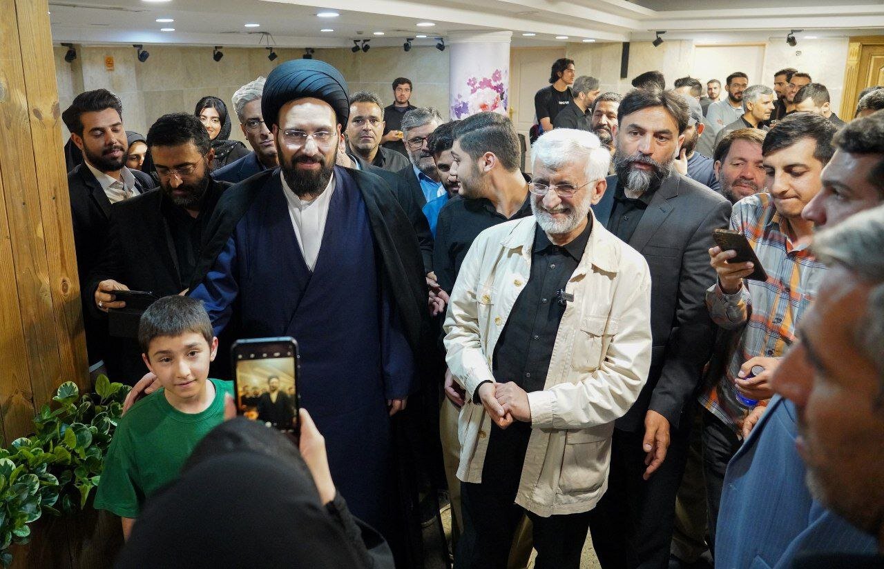 عکسی از نماز خواندن سعید جلیلی پشت سر سید علی خمینی/ عکس یادگاری با نوه امام خمینی