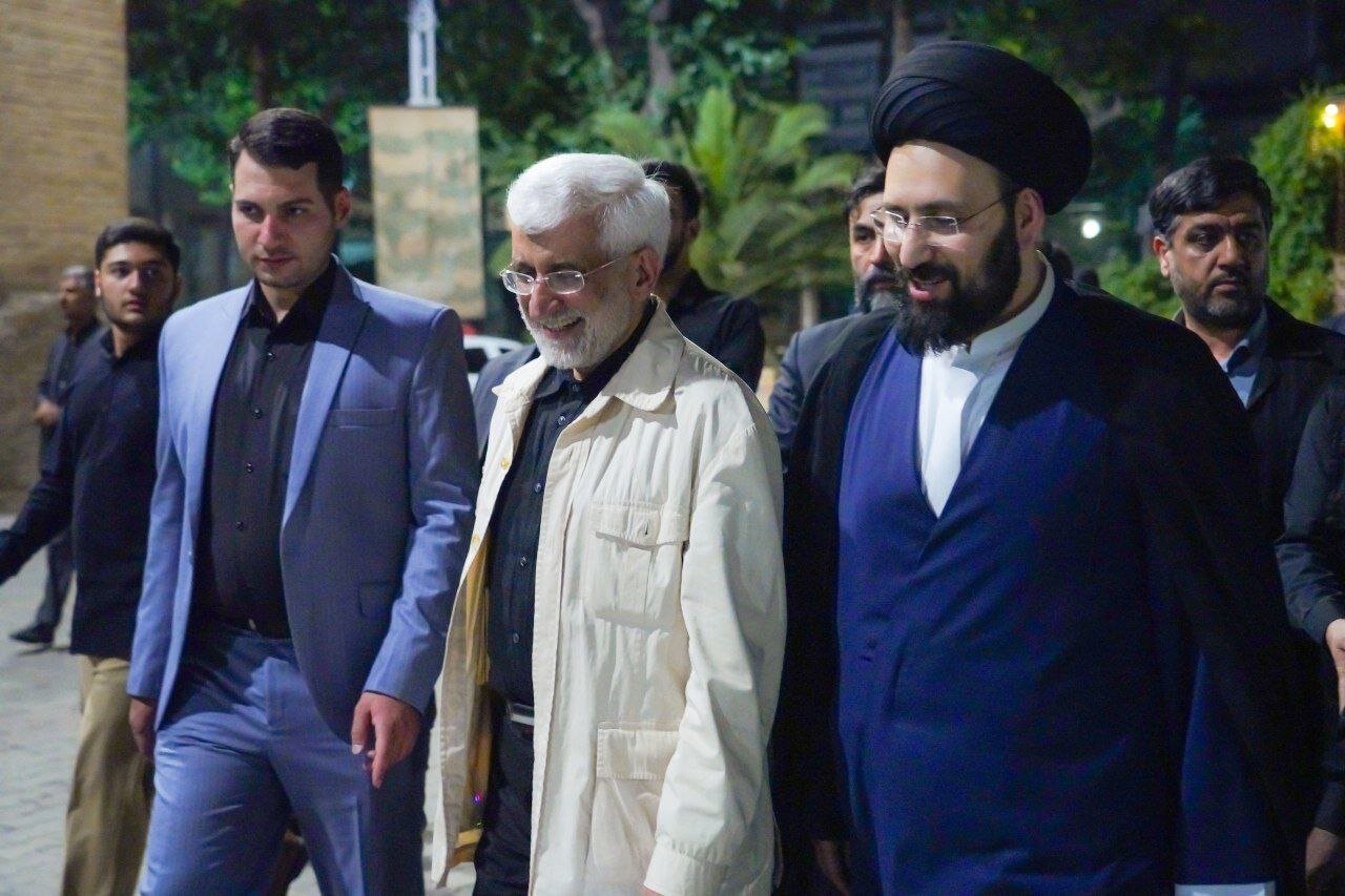 عکسی از نماز خواندن سعید جلیلی پشت سر سید علی خمینی/ عکس یادگاری با نوه امام خمینی