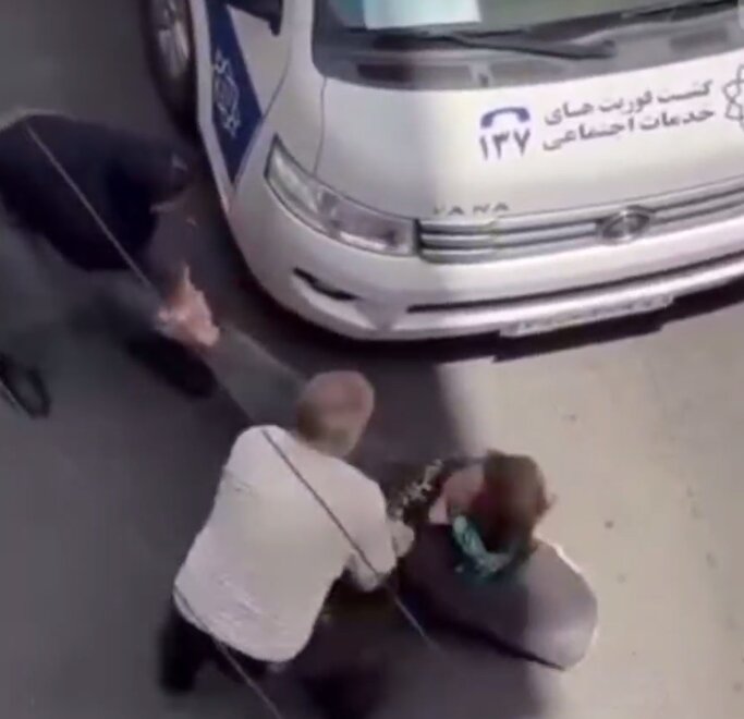 واکنش شهرداری تهران به کشیده شدن یک زن روی زمین توسط گشت فوریتهای اجتماعی/ عکس