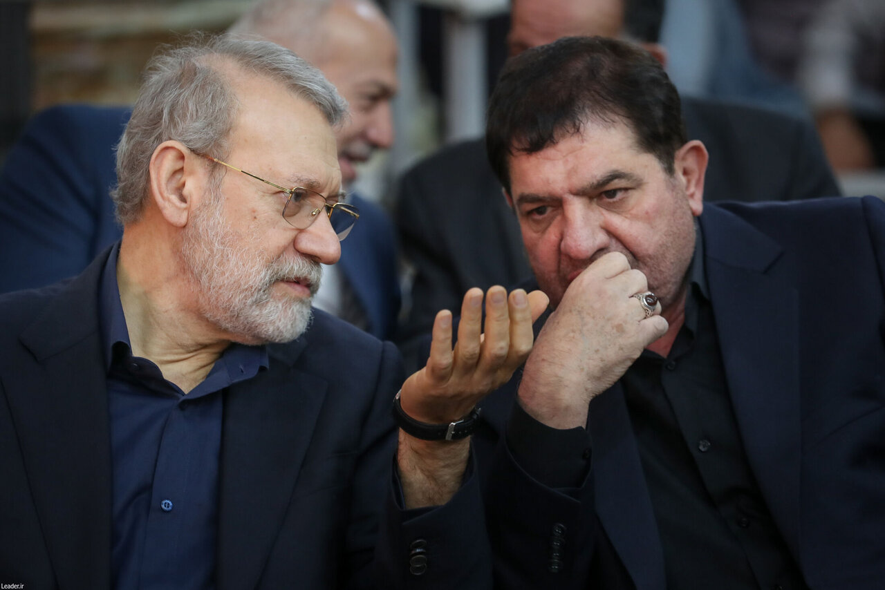 گپ و گفت علی لاریجانی و محمد مخبر/ گفتگوی وزیر کار و فرمانده ارشد سپاه با یکدیگر/ حسین شریعتمداری و شمخانی هم بودند