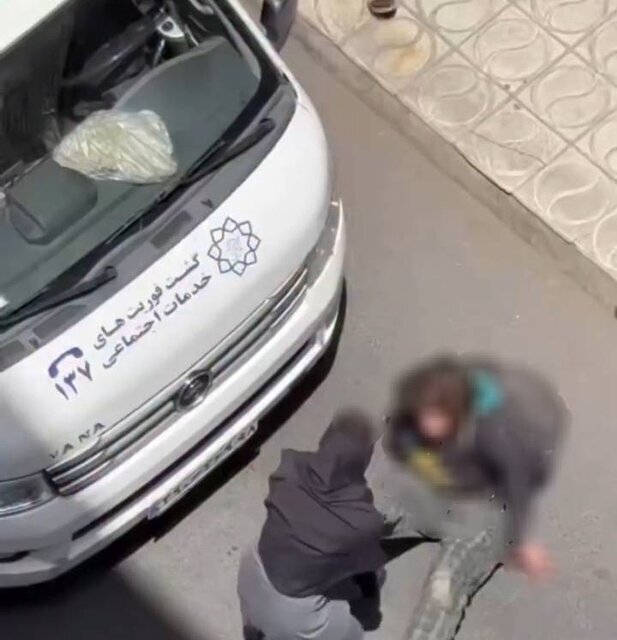 واکنش شهرداری تهران به کشیدن یک زن روی زمین توسط گشت فوریتهای اجتماعی/ عکس