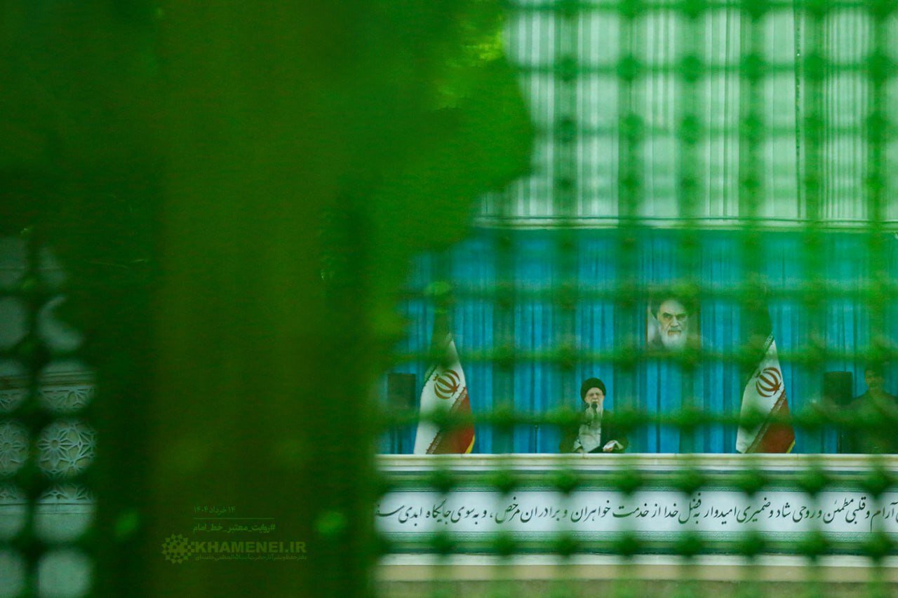 عکسی متفاوت از رهبر انقلاب در حرم امام خمینی(ره)